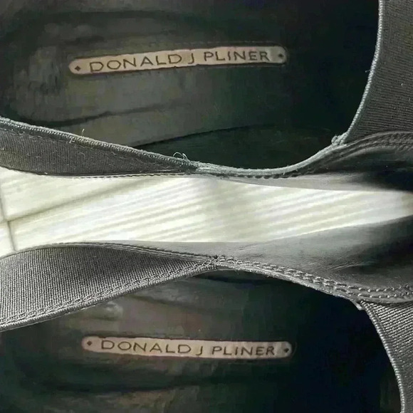 Donald Pliner women’s point toe black leather elastic gusset ankle booties 8 - Picture 4 of 8